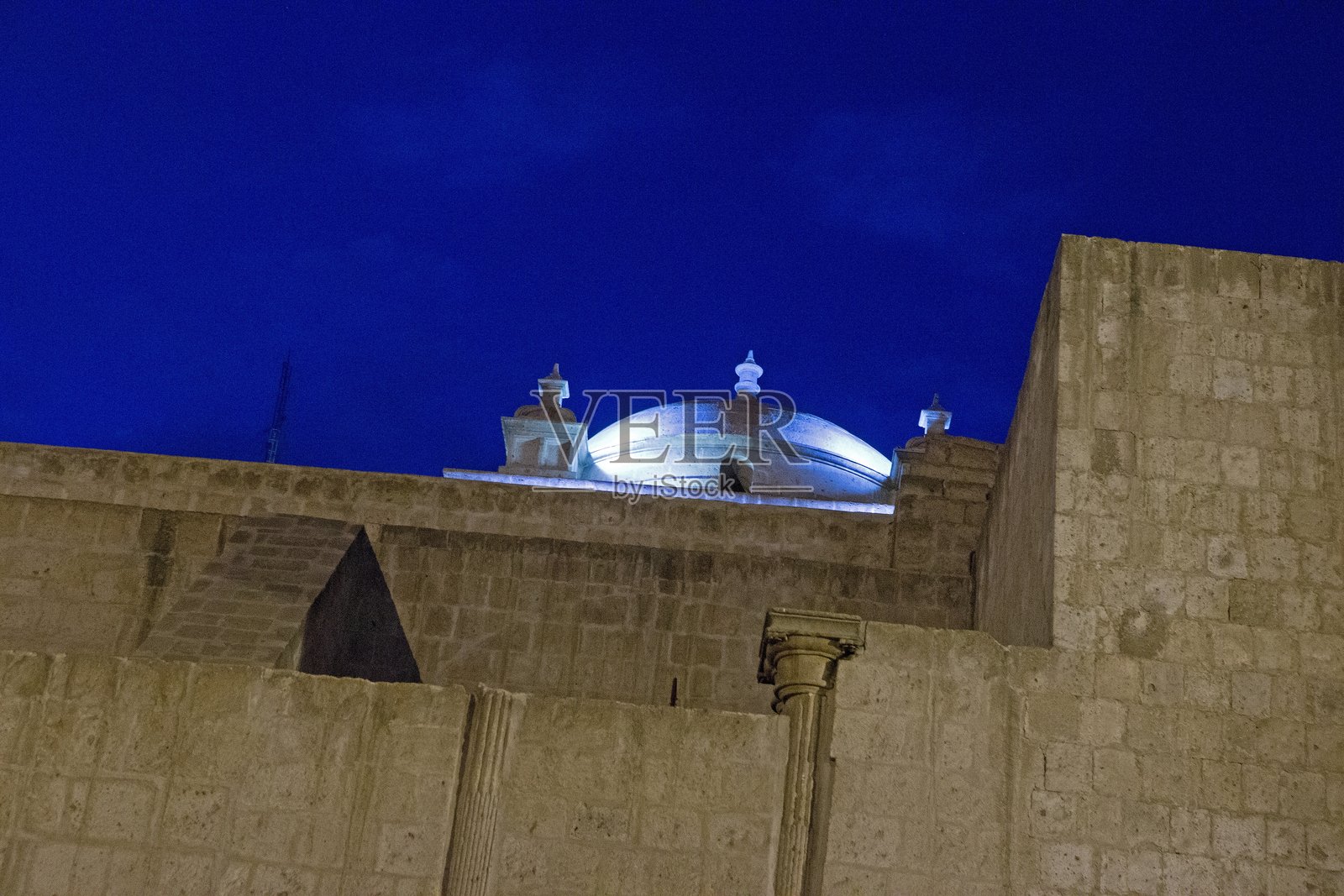 夜幕下的阿雷基帕镇，展现其建筑特色照片摄影图片