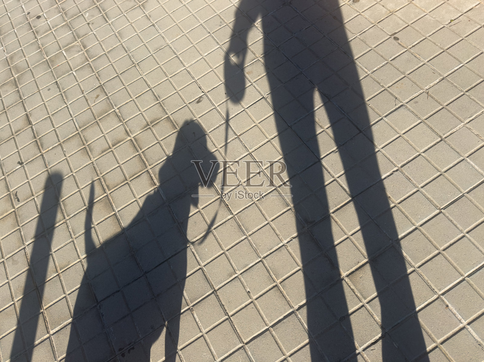 一个人牵着狗在散步，地上投下了影子照片摄影图片