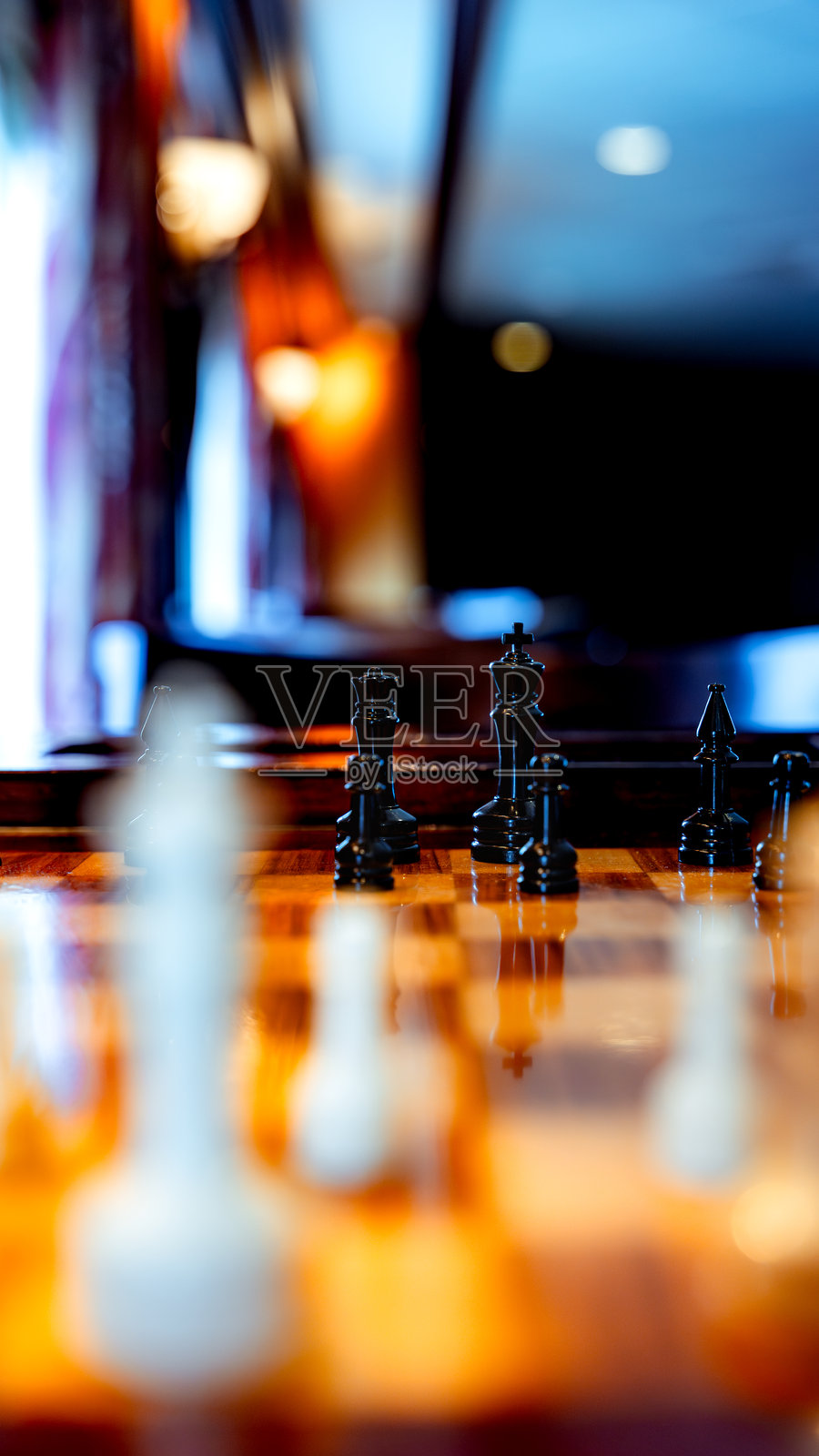 黑色的棋子立在棋盘上，映衬着策略照片摄影图片