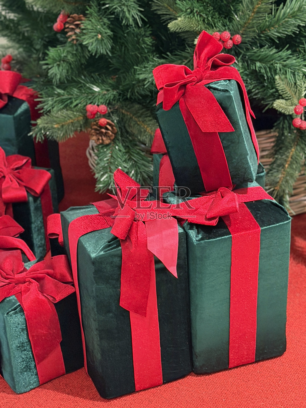 装饰有红绿包装纸、礼品盒、蝴蝶结和丝带的圣诞树，节日圣诞庆典照片摄影图片