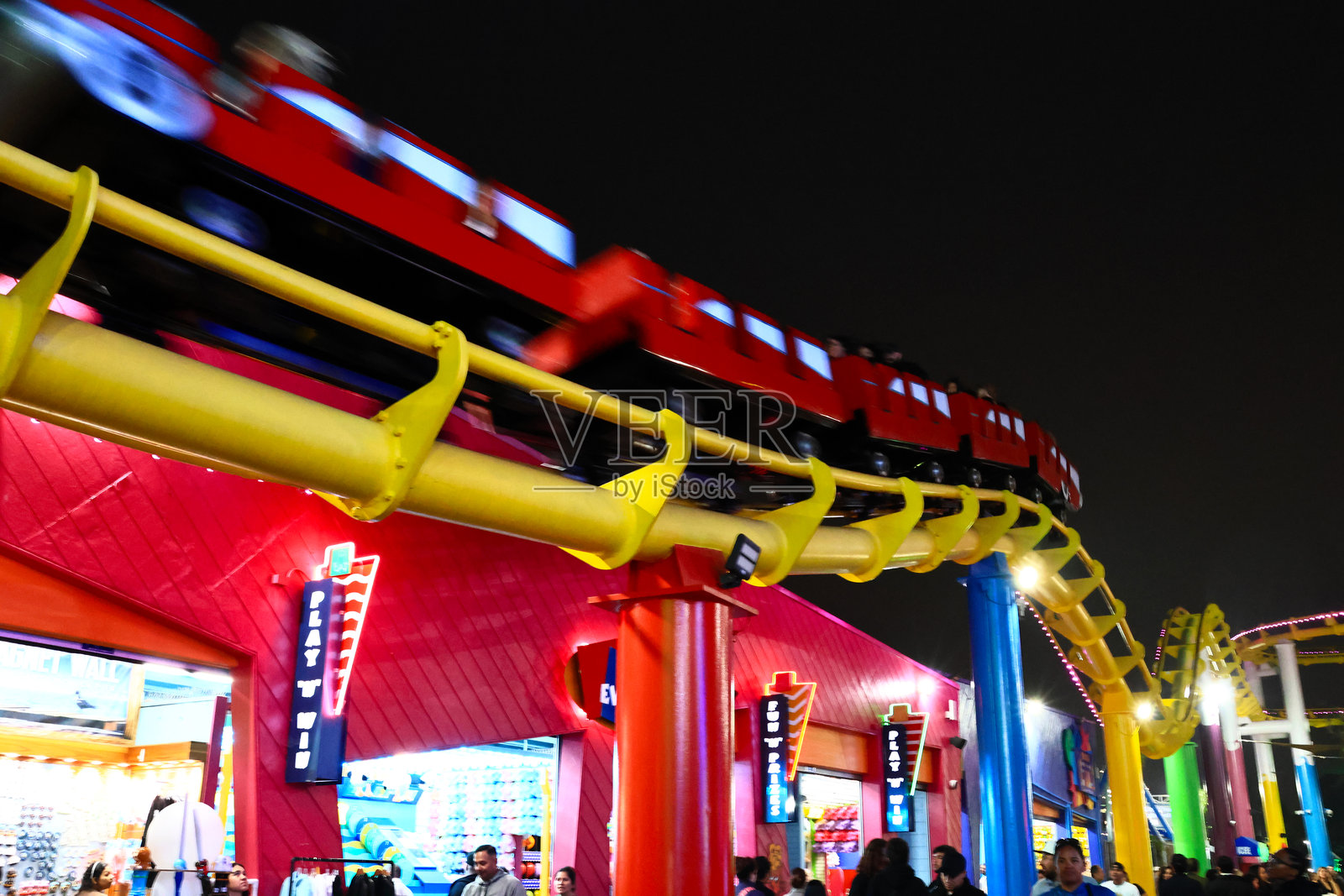 加利福尼亚州圣莫尼卡 – 2025年11月8日：圣莫尼卡太平洋公园，海滨游乐园照片摄影图片