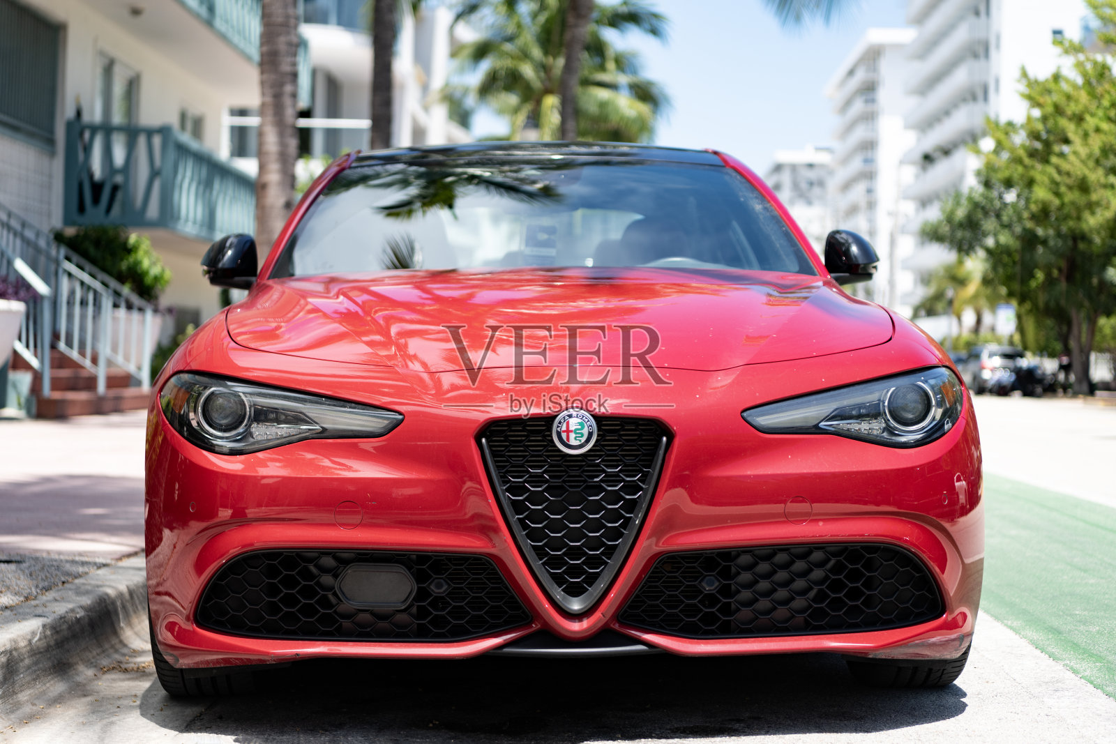 2017款阿尔法·罗密欧Giulia轿车。豪华轿车阿尔法·罗密欧Giulia。阿尔法·罗密欧Giulia轿车停在户外。红色轿车，正面视图。照片摄影图片