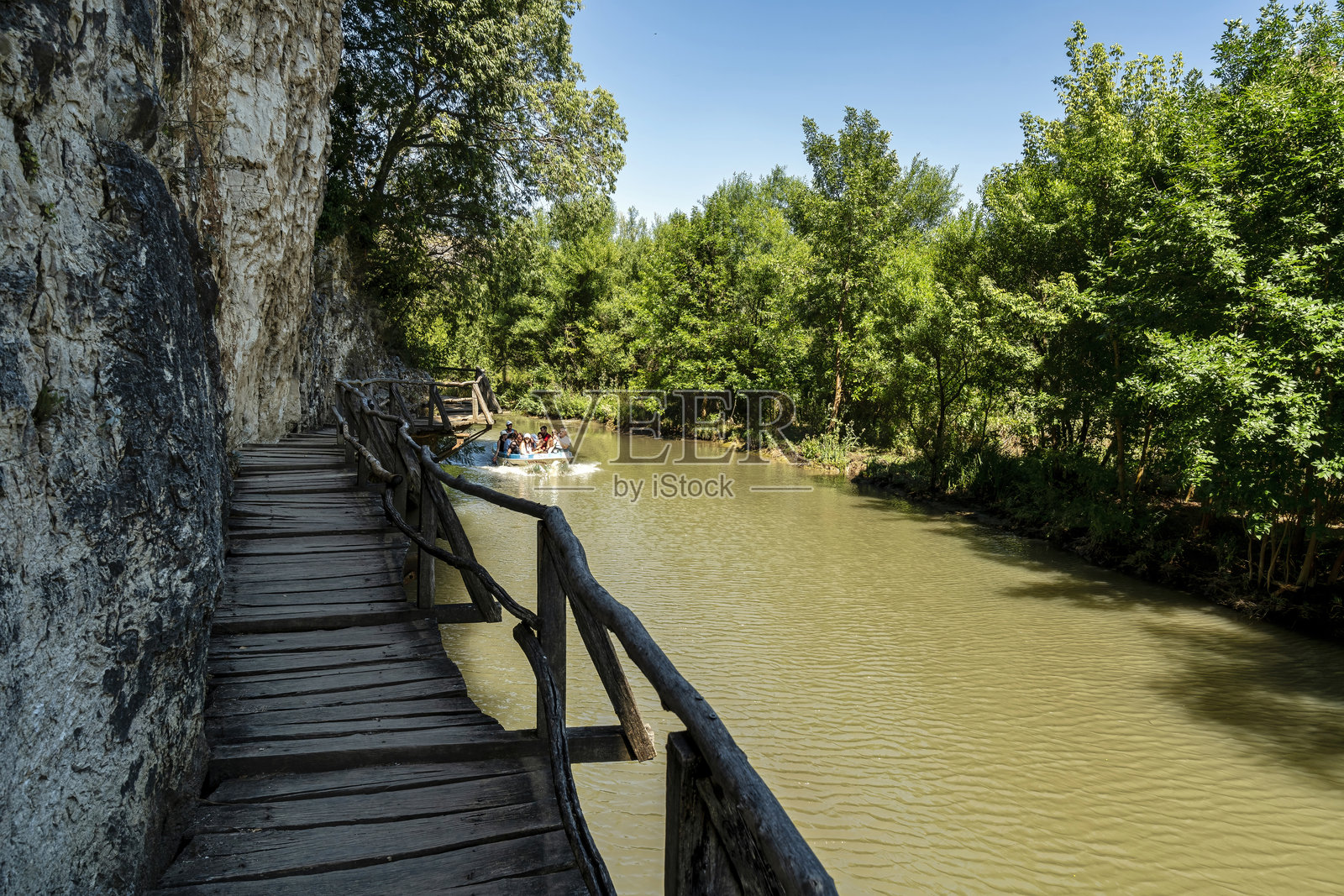 鲁森斯基洛姆河上方崖边的木制步道照片摄影图片