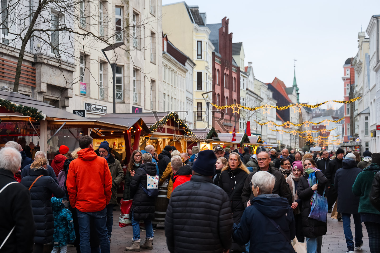 人们在冬季参观弗伦斯堡圣诞市场照片摄影图片