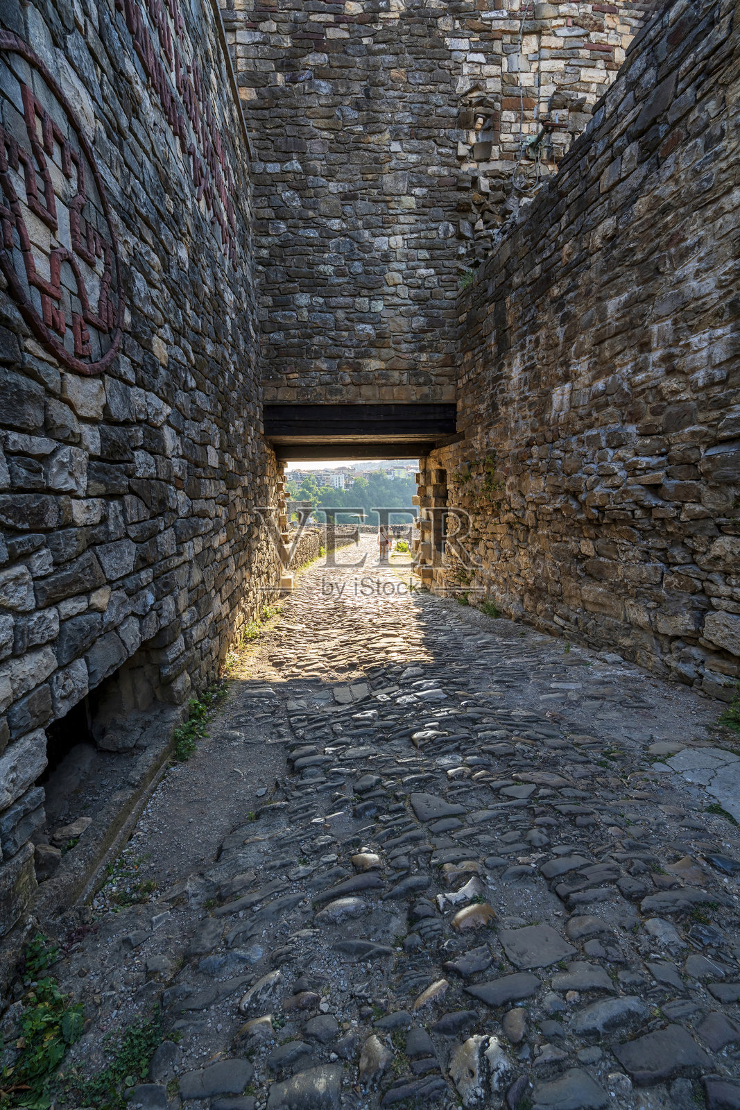 中世纪特里亚维察城堡的石头通道照片摄影图片