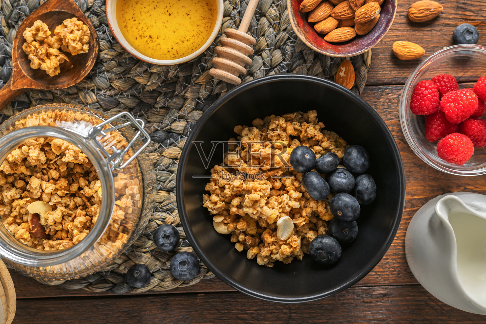 健康的早餐麦片、希腊酸奶、浆果和蜂蜜照片摄影图片