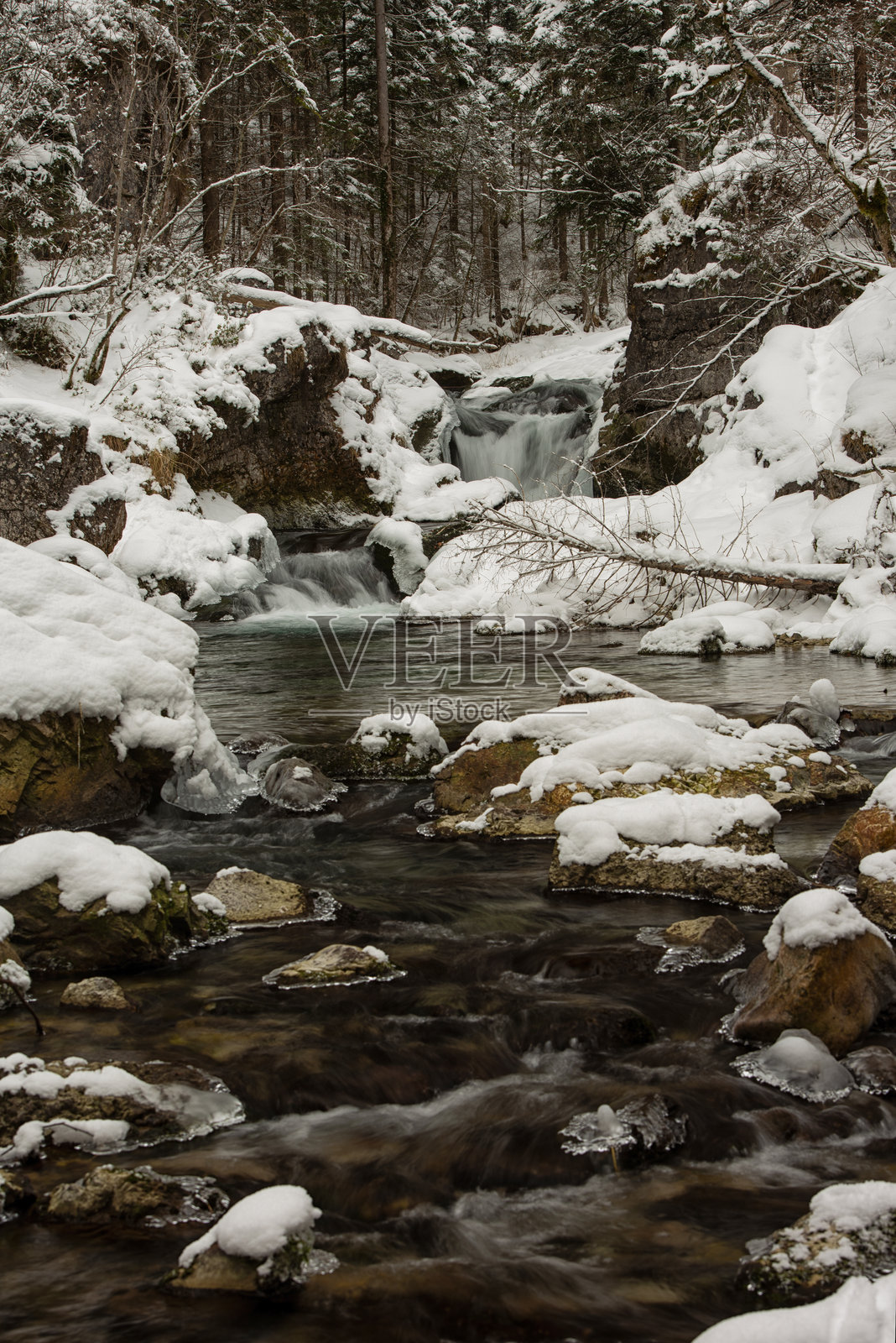 冬季巴伐利亚的魏斯巴赫峡谷照片摄影图片