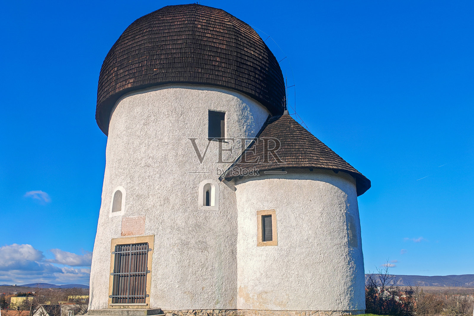山顶上带有木质圆顶的古老圆形教堂照片摄影图片