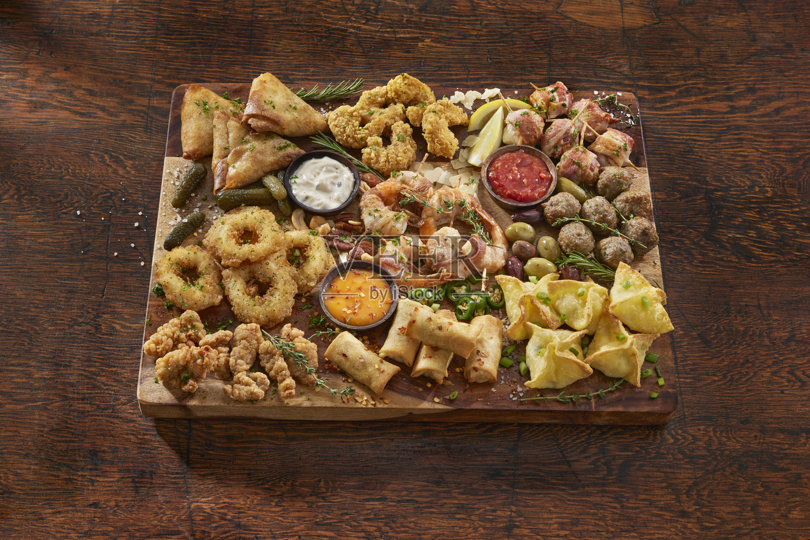 木板上的热开胃菜拼盘照片摄影图片