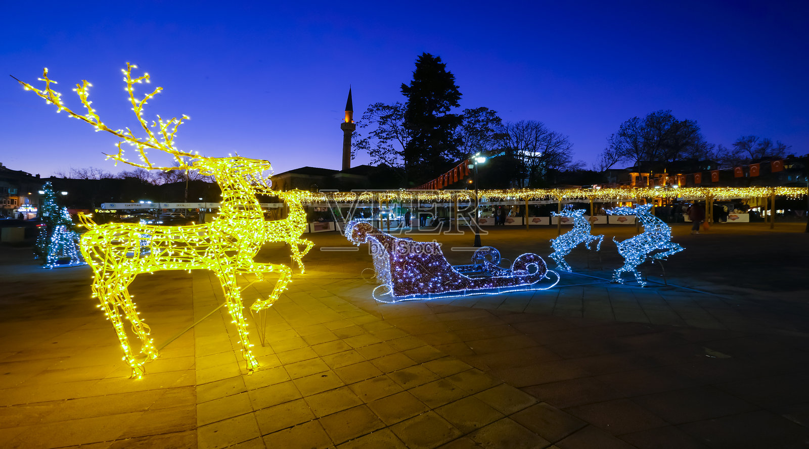 城市新年装饰，发光饰品，城市广场鹿，清真寺照片摄影图片