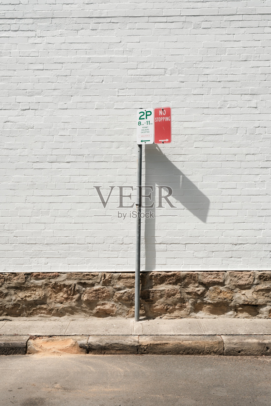 白色砖墙前禁止停车和禁止停车标志照片摄影图片