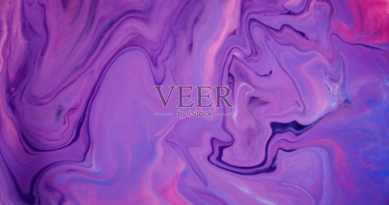 油漆泼溅，散焦的墨水扩散，霓虹紫色的流动照片摄影图片