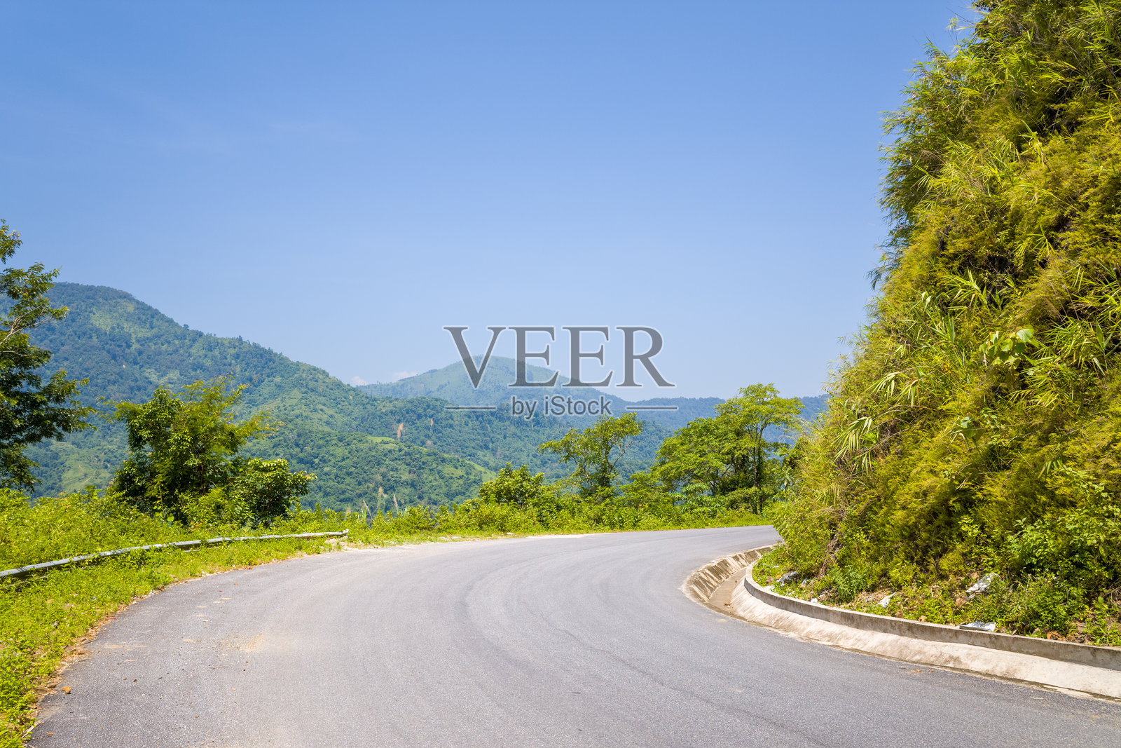 越南蜿蜒的山路，绿意盎然照片摄影图片