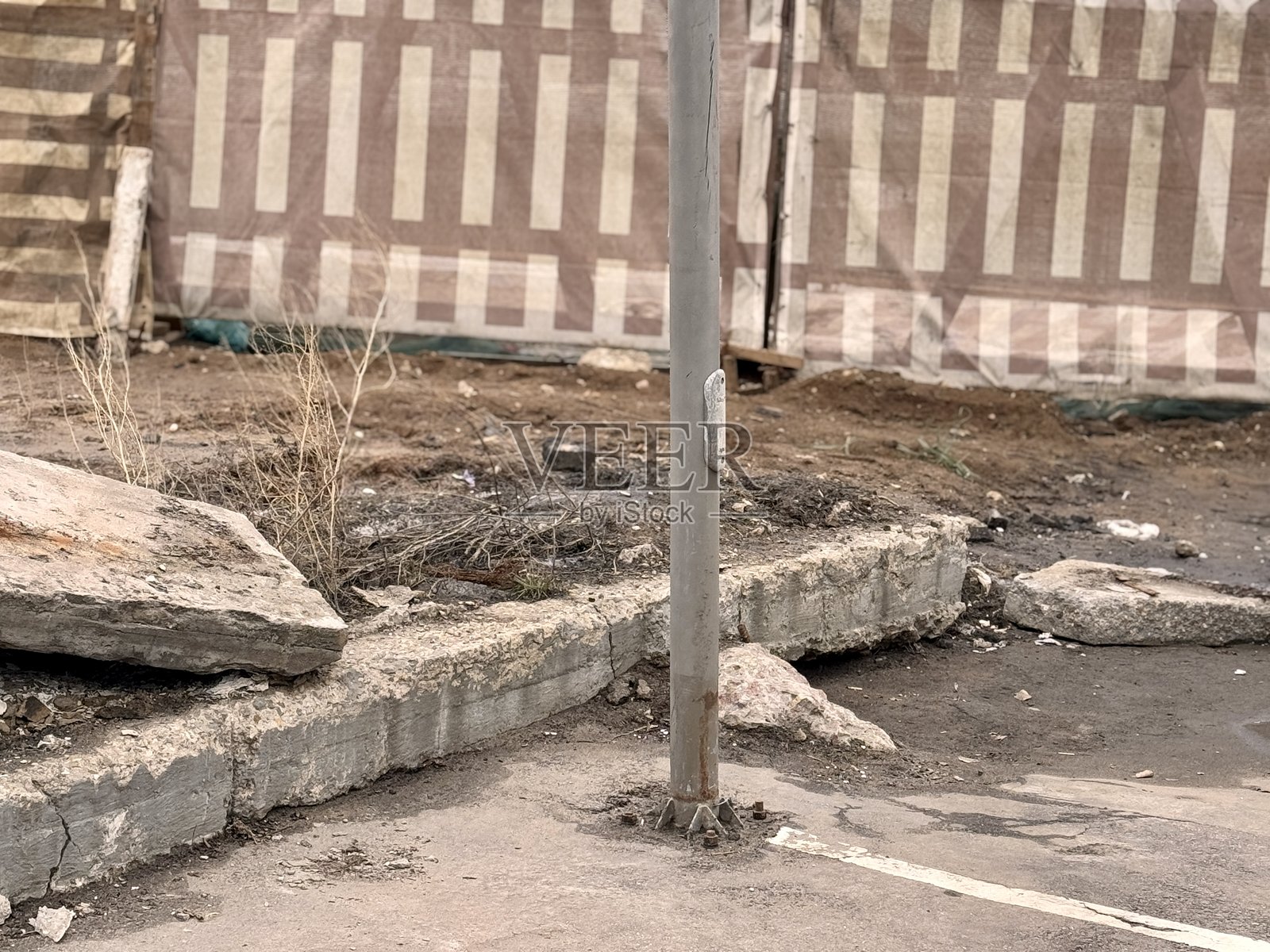 城市衰败与老旧建筑，破败的城市表面显示出被忽视和磨损的痕迹，近距离观察被忽视的街道，突出 crumbling concrete 和 corroded metal 特征照片摄影图片