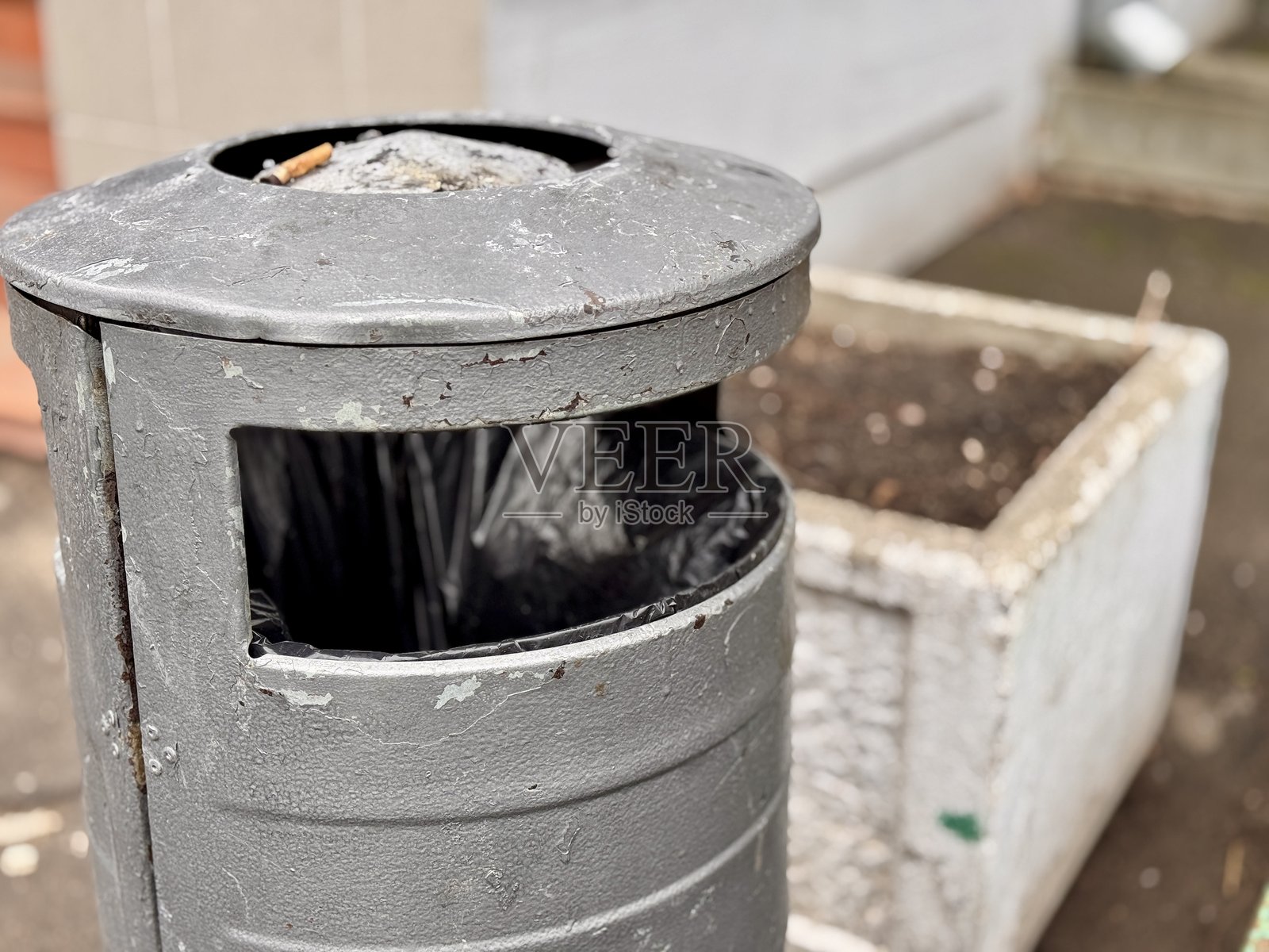 金属特写，生锈的燃烧器有磨损迹象，仔细检查风化的锈蚀金属表面，腐蚀金属燃烧器组件的详细视图显示出老化的迹象照片摄影图片
