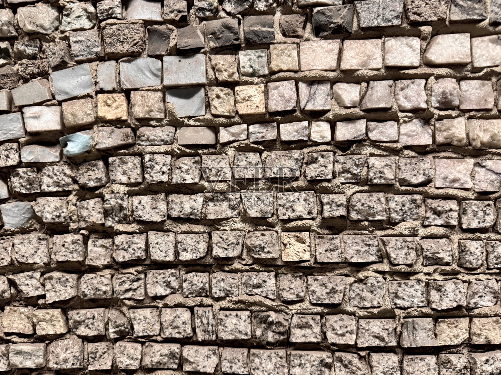 纹理陶瓷砖特写，风化陶瓷和砂浆表面的细节特写，突出不规则边缘和多彩点缀的旧瓷砖表面的特写镜头照片摄影图片