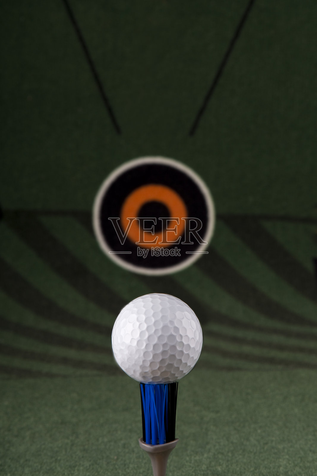 蓝色的发球座上的高尔夫球和目标照片摄影图片