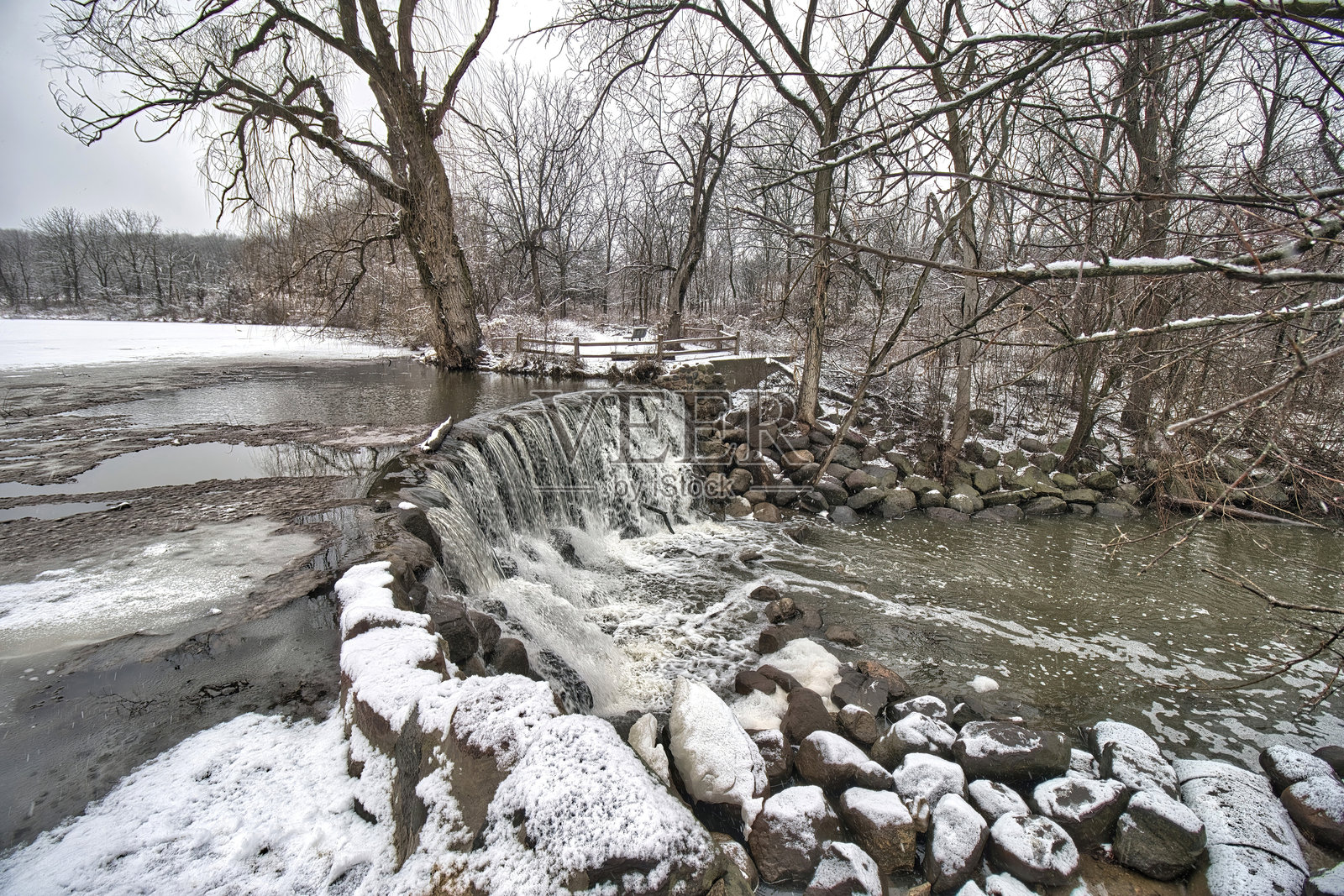 韦尔瀑布从湖中流出照片摄影图片