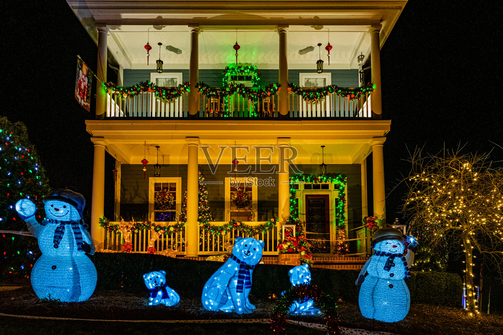 美国北卡罗来纳州麦卡登维尔，房屋的门廊和草坪上装饰着彩灯。照片摄影图片