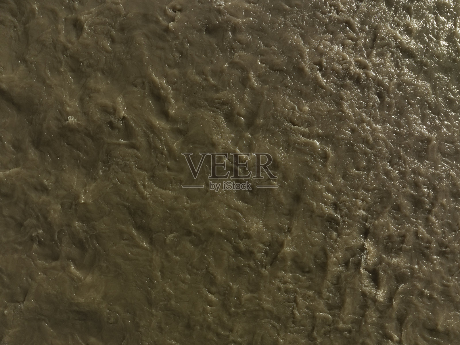 汹涌浑浊的河水照片摄影图片