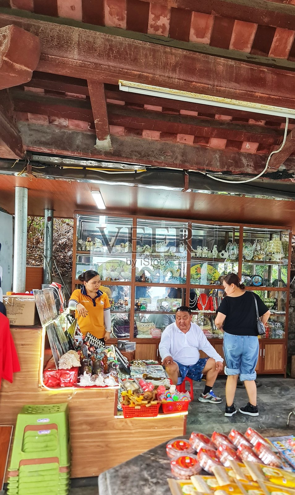 2025年5月16日,越南下龙湾。当地市场景象,人们在质朴的商店里浏览纪念品。照片摄影图片