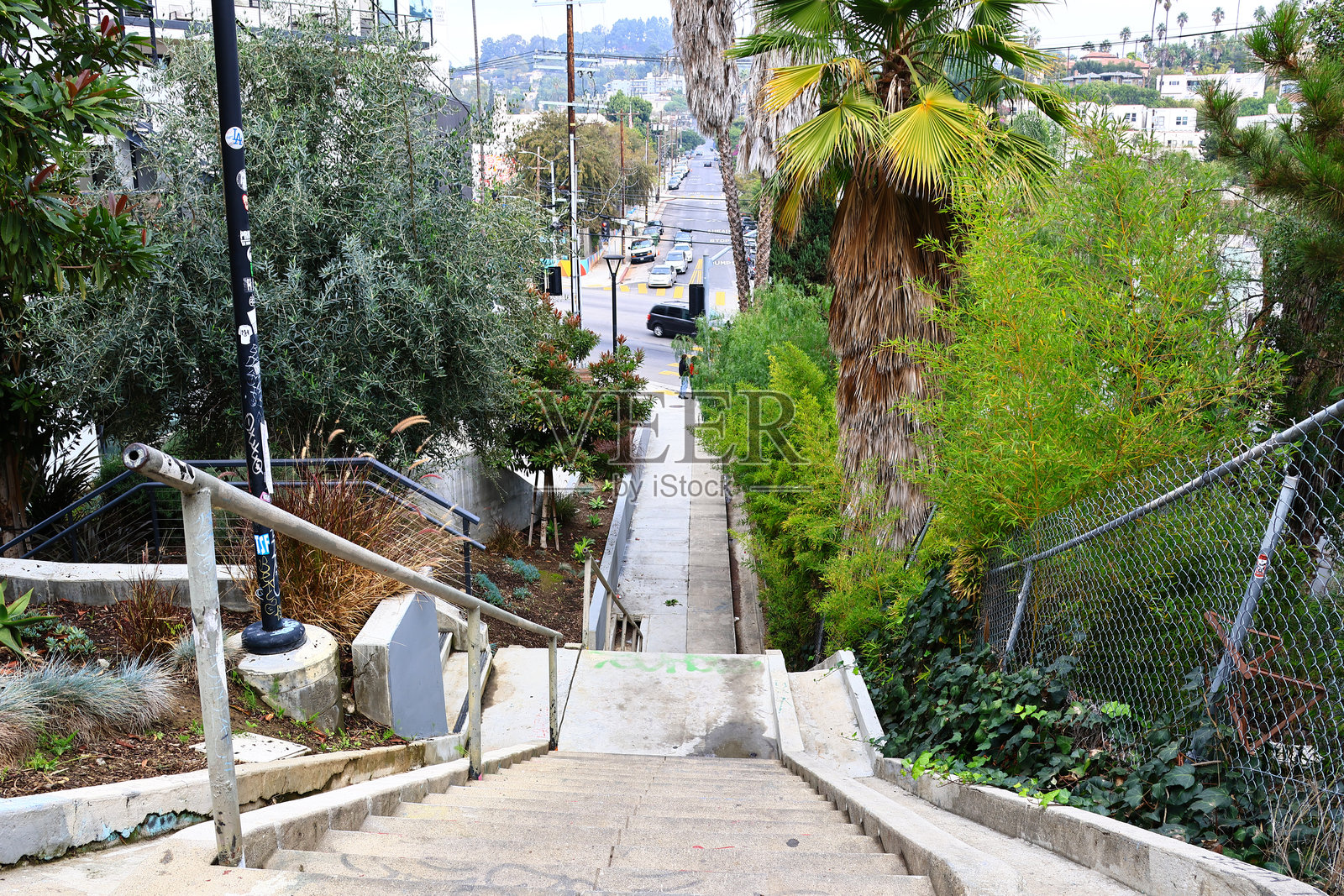 洛杉矶，加利福尼亚州 – 2025年11月12日：米歇尔托雷纳楼梯，位于米歇尔托雷纳街银湖社区的户外楼梯照片摄影图片