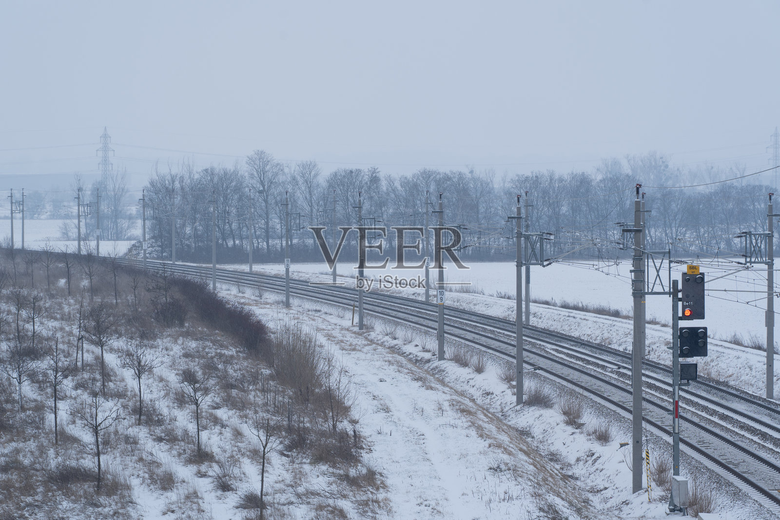 冬季乡村景观中的铁路轨道照片摄影图片