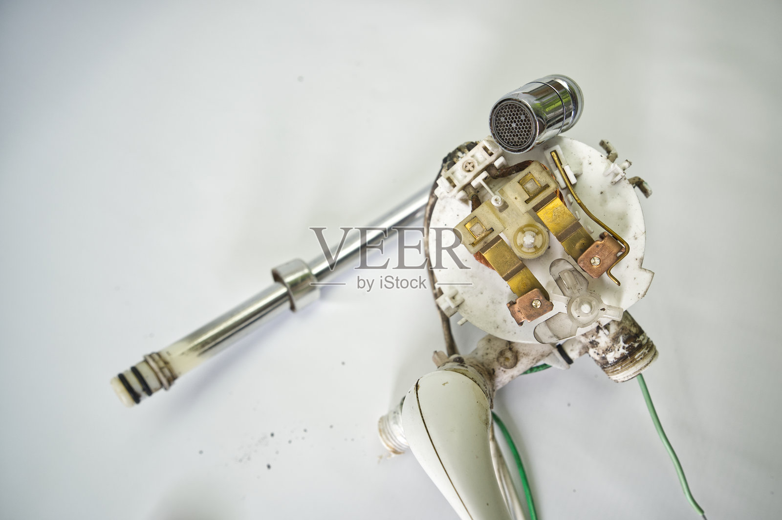 带温控的电动厨房水龙头照片摄影图片