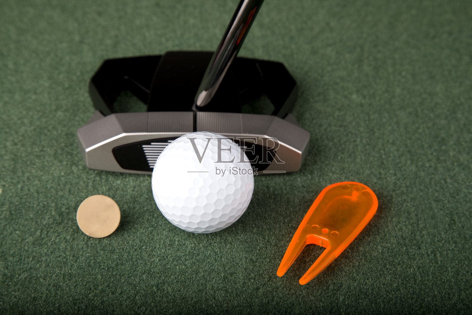 高尔夫推杆、高尔夫球、球标和球痕修复器照片摄影图片