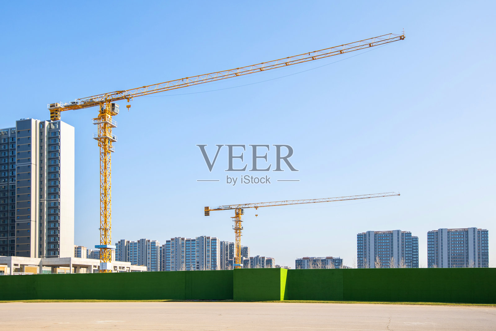 高层住宅楼和开阔的地面照片摄影图片