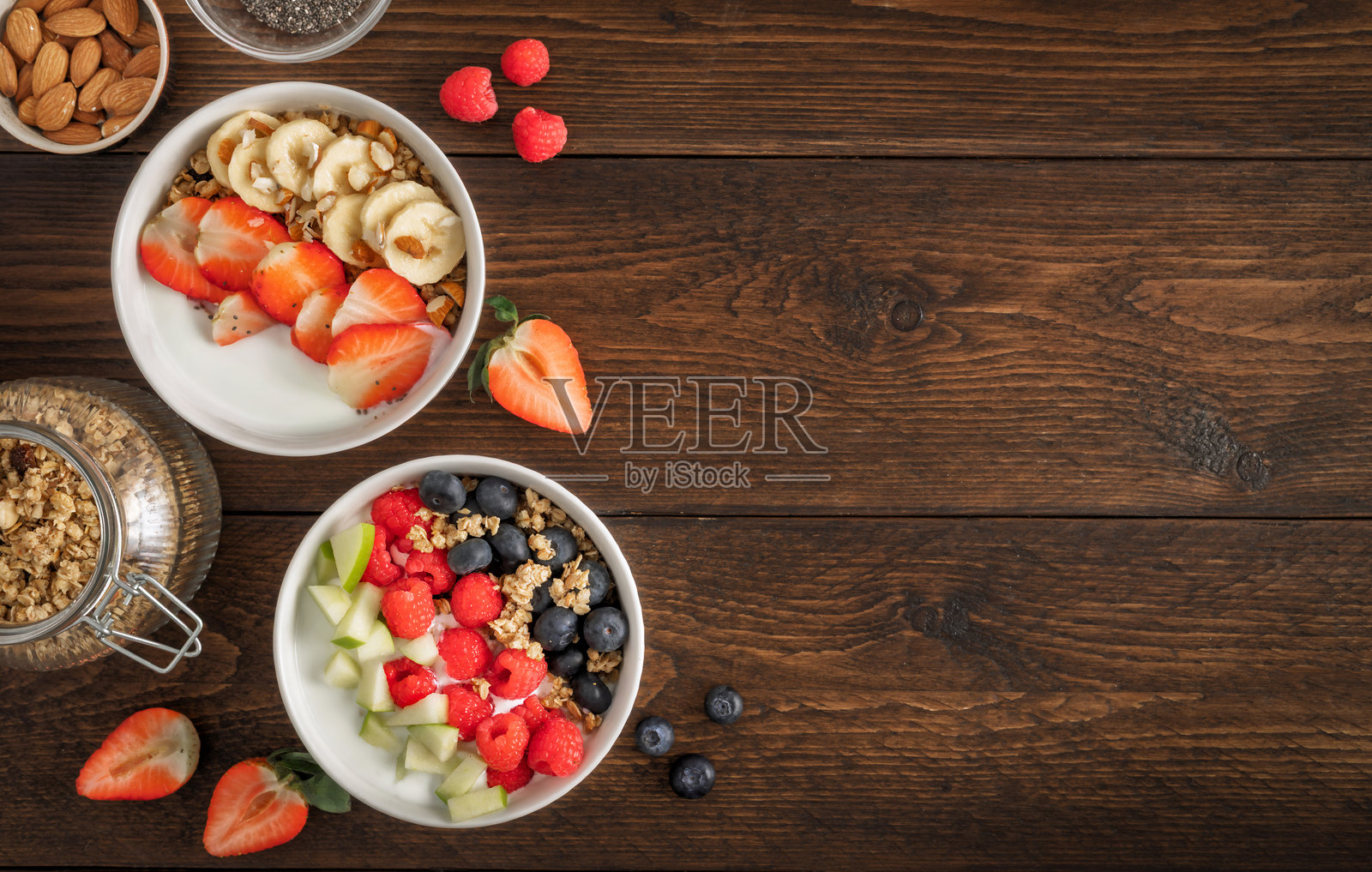木质背景上的早餐碗配浆果照片摄影图片