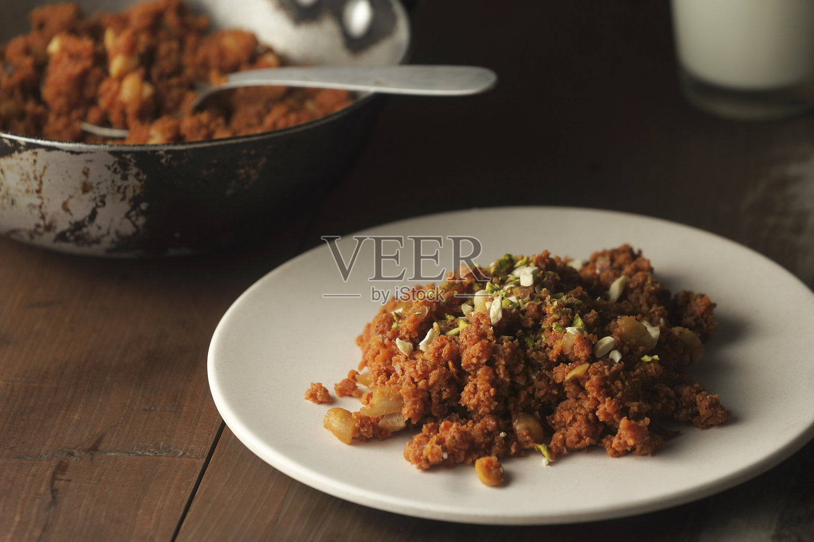 白盘上的印度甜点照片摄影图片