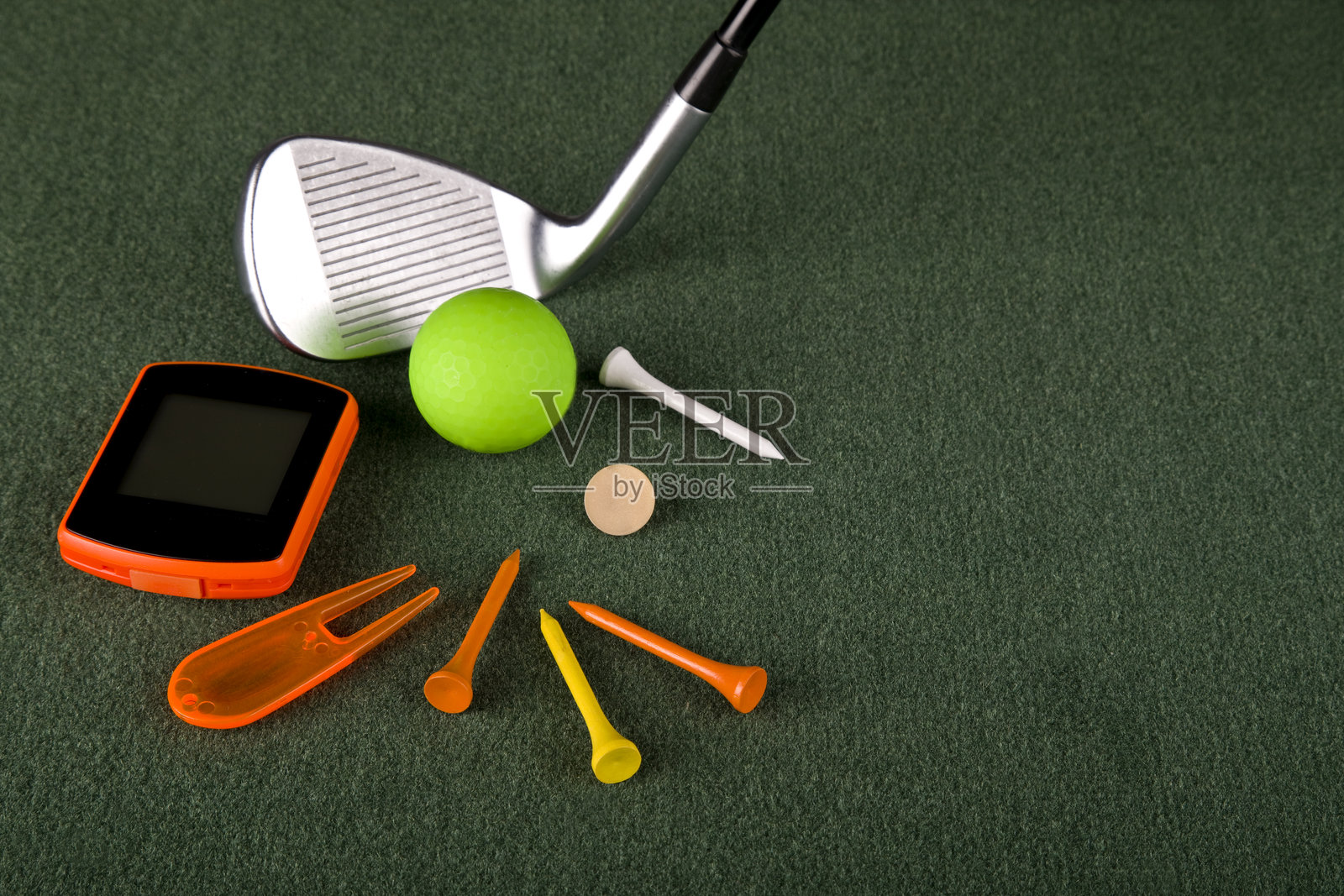 高尔夫球杆、绿色高尔夫球、测距仪及配件照片摄影图片