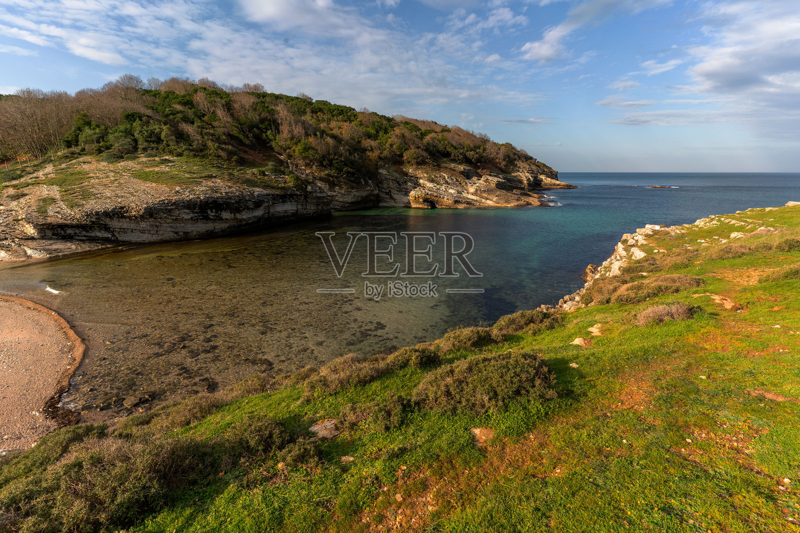 萨达拉湾清澈的海水和岩石海岸线照片摄影图片