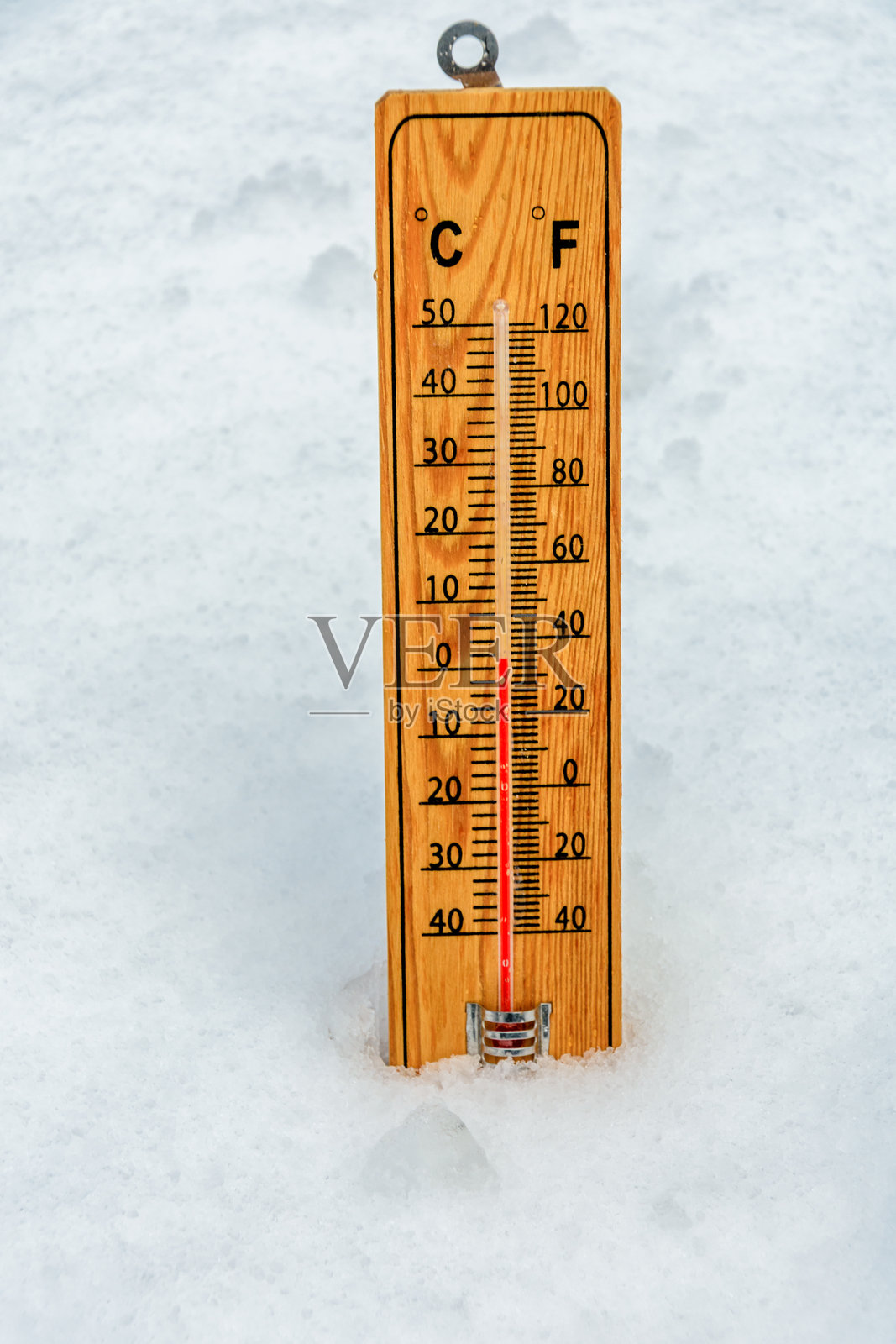 雪地里的温度计照片摄影图片