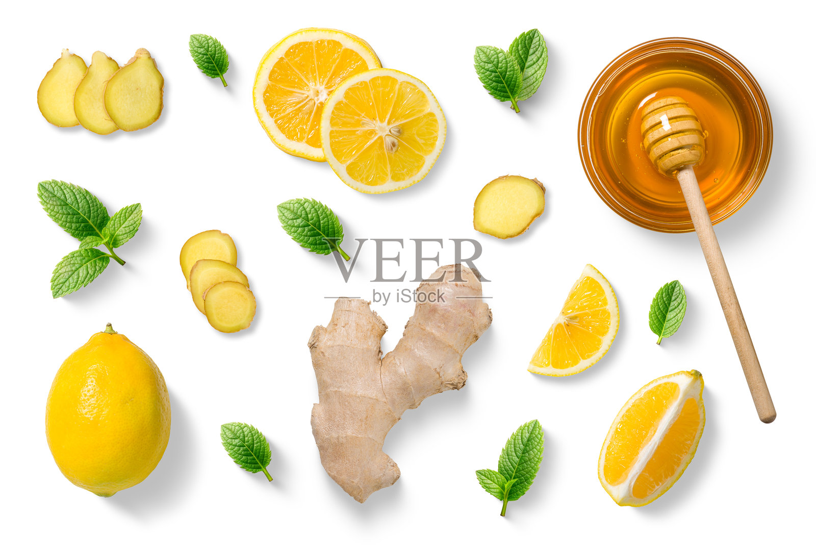 白色背景下，俯视拍摄的天然冬季食材平铺构图，包括新鲜生姜、柠檬片、带有蜂蜜棒的蜂蜜碗、黑胡椒粒和薄荷叶。照片摄影图片