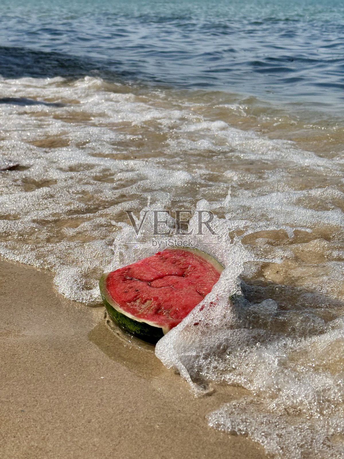 海滩上的西瓜照片摄影图片