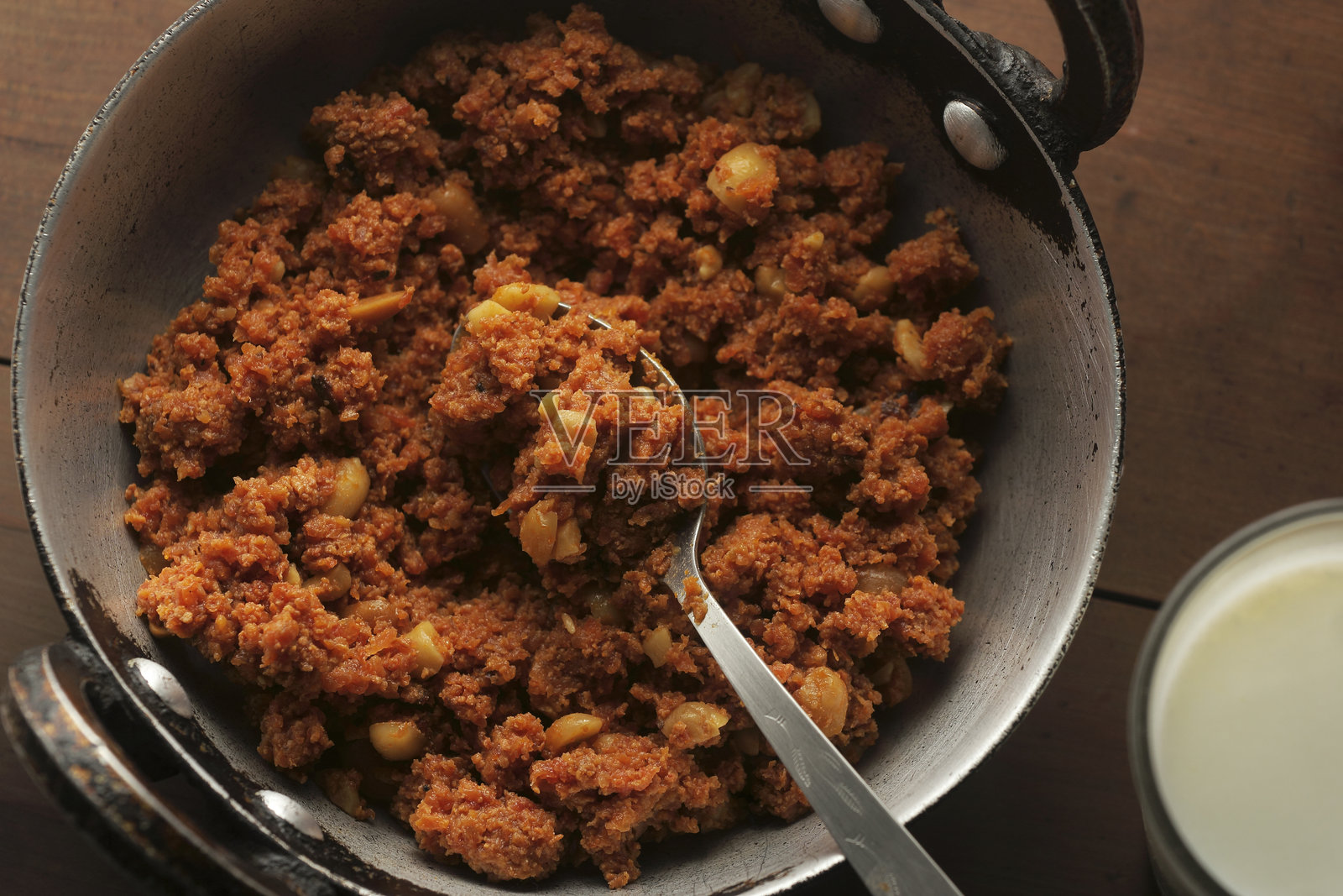 从上方俯视砂锅中的胡萝卜布丁照片摄影图片