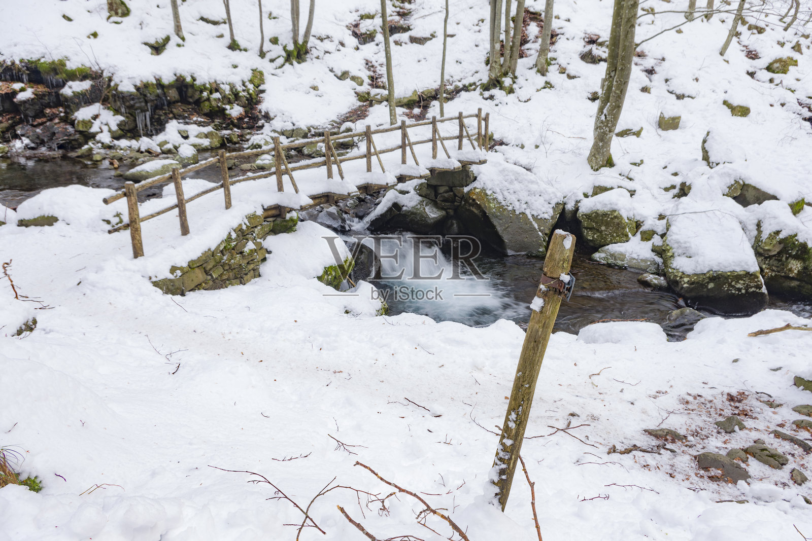 十二月下旬亚平宁山脉的雪景照片摄影图片