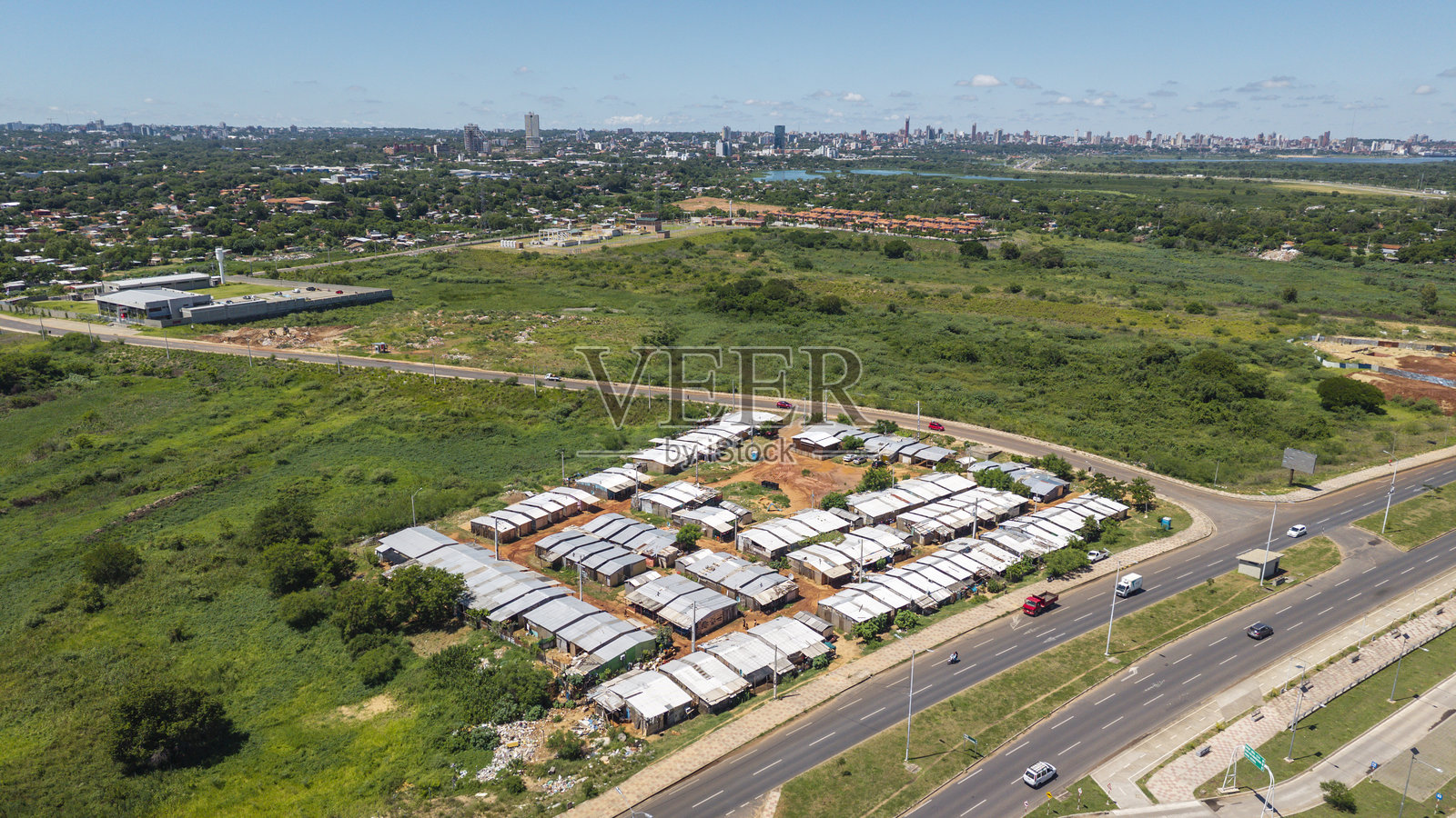 非法占用公路沿线房屋照片摄影图片