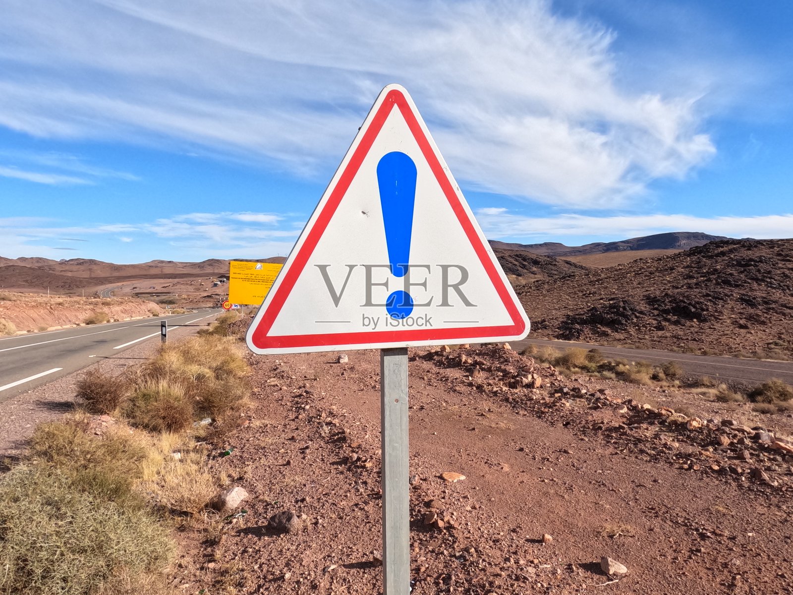 带感叹号的警示路牌照片摄影图片