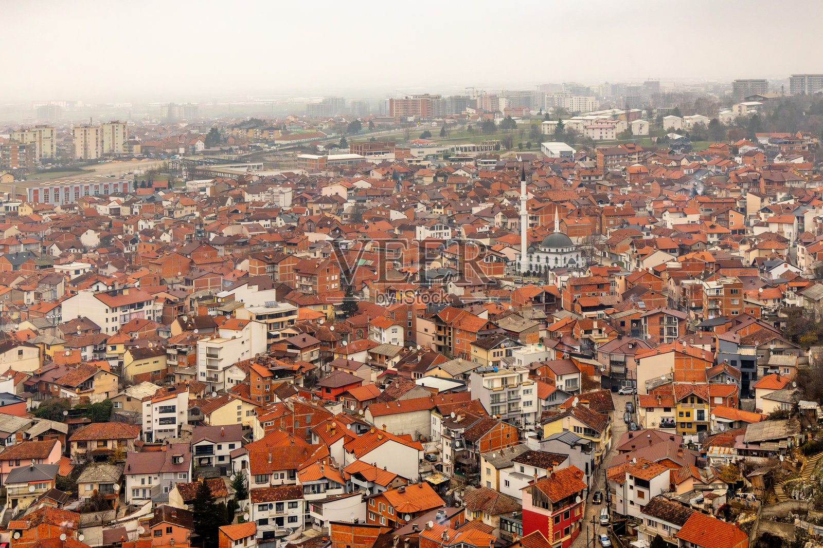 科索沃普里兹伦，阴天日照下，密集的住宅楼组成的橙色屋顶全景，构成城市中心照片摄影图片