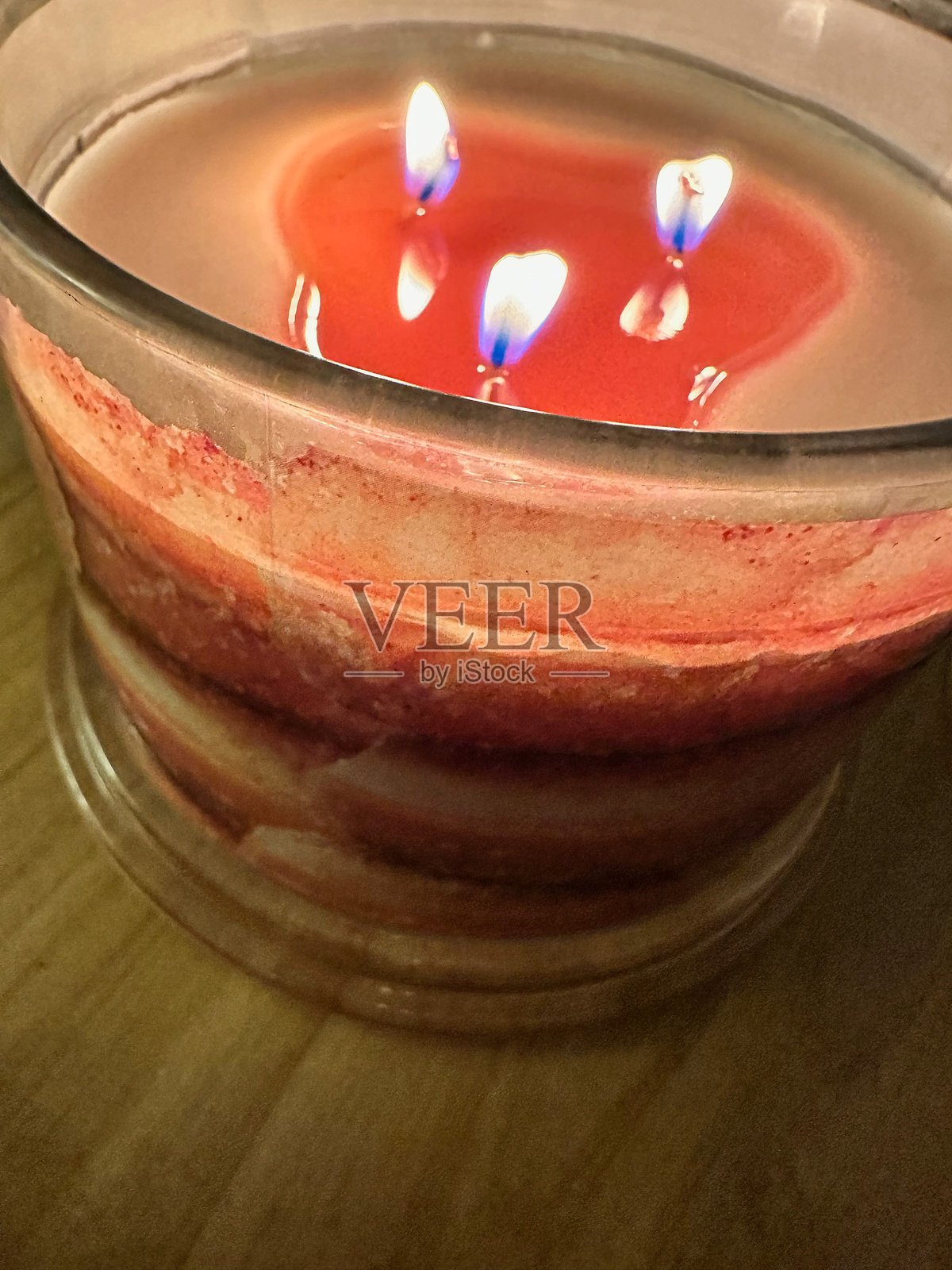 燃烧的带香味三烛芯蜡烛照片摄影图片