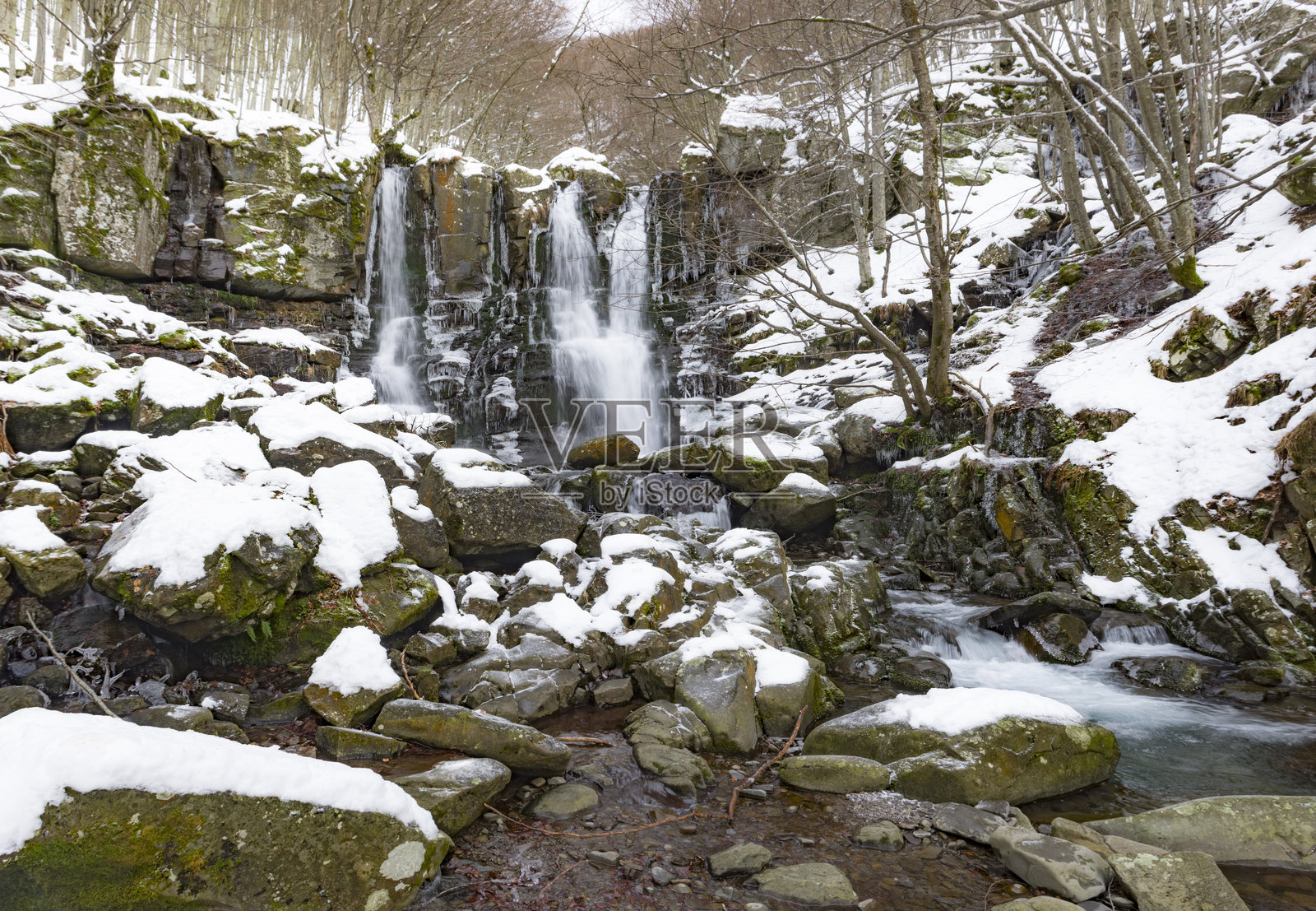 亚平宁山脉最后一道被雪覆盖的达尔达尼亚瀑布照片摄影图片