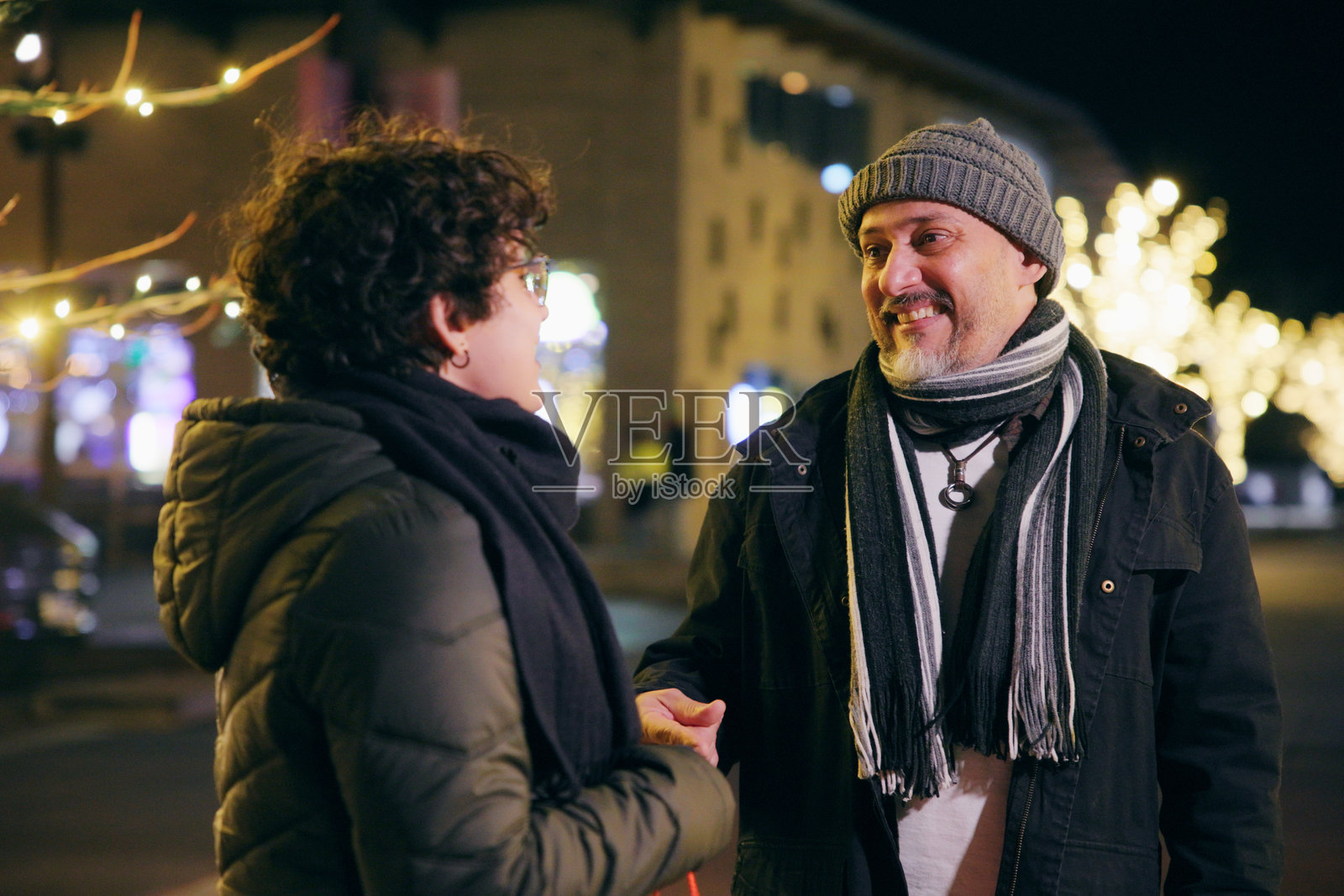 父亲和女儿在冬日傍晚一起购物照片摄影图片