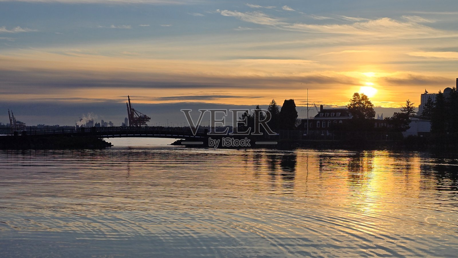 2025年圣诞节日出，摄于斯坦利公园海堤步行道。照片摄影图片