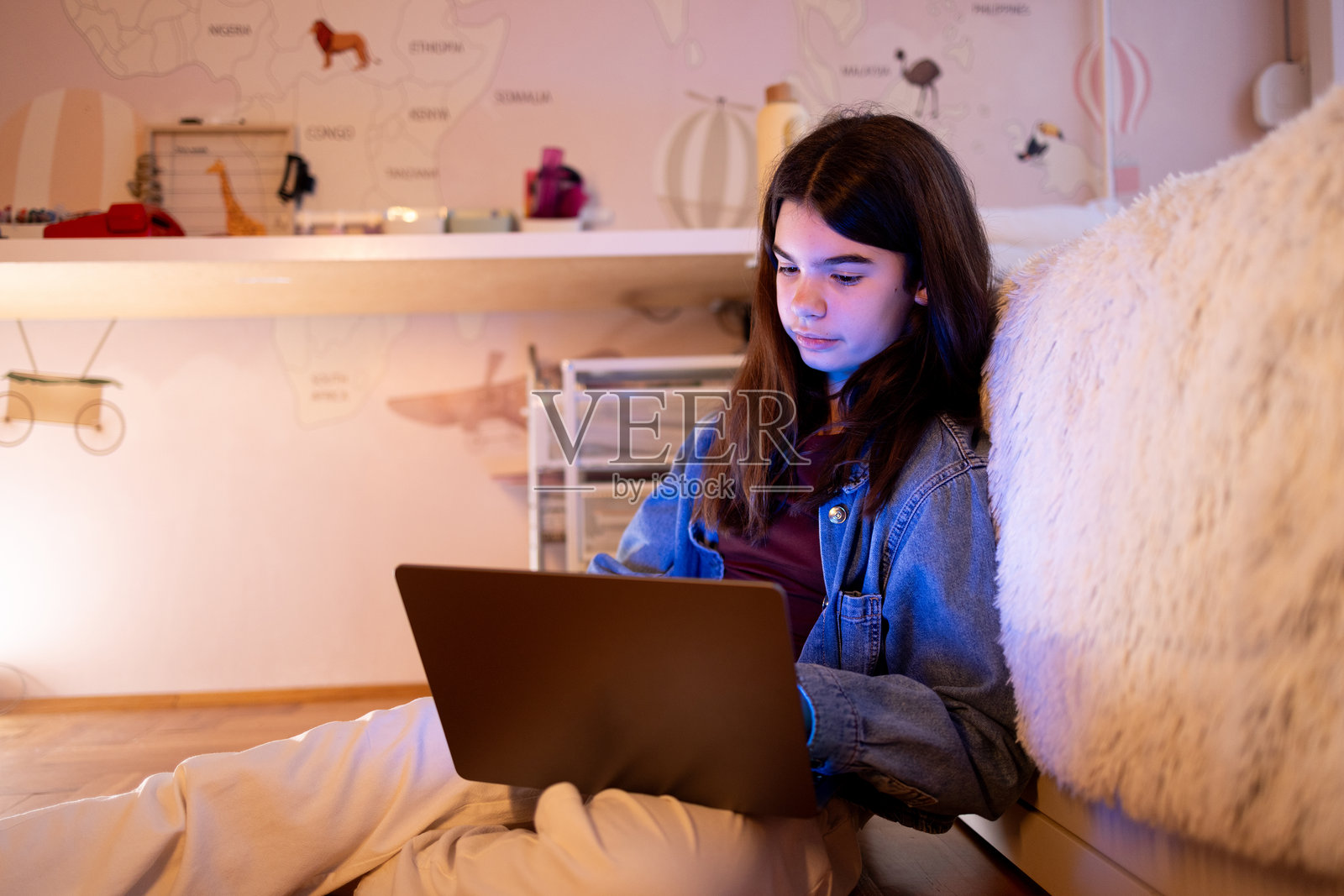 少女夜间在卧室使用笔记本电脑照片摄影图片