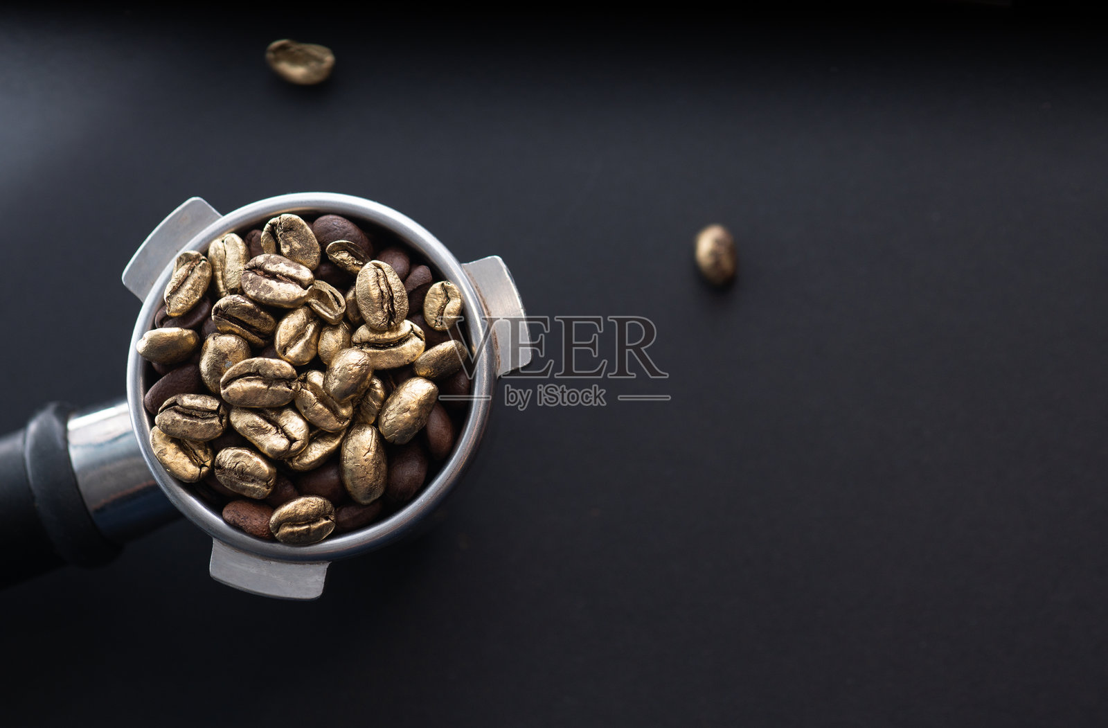 金色的咖啡豆，象征着价格上涨和奢华的概念照片摄影图片