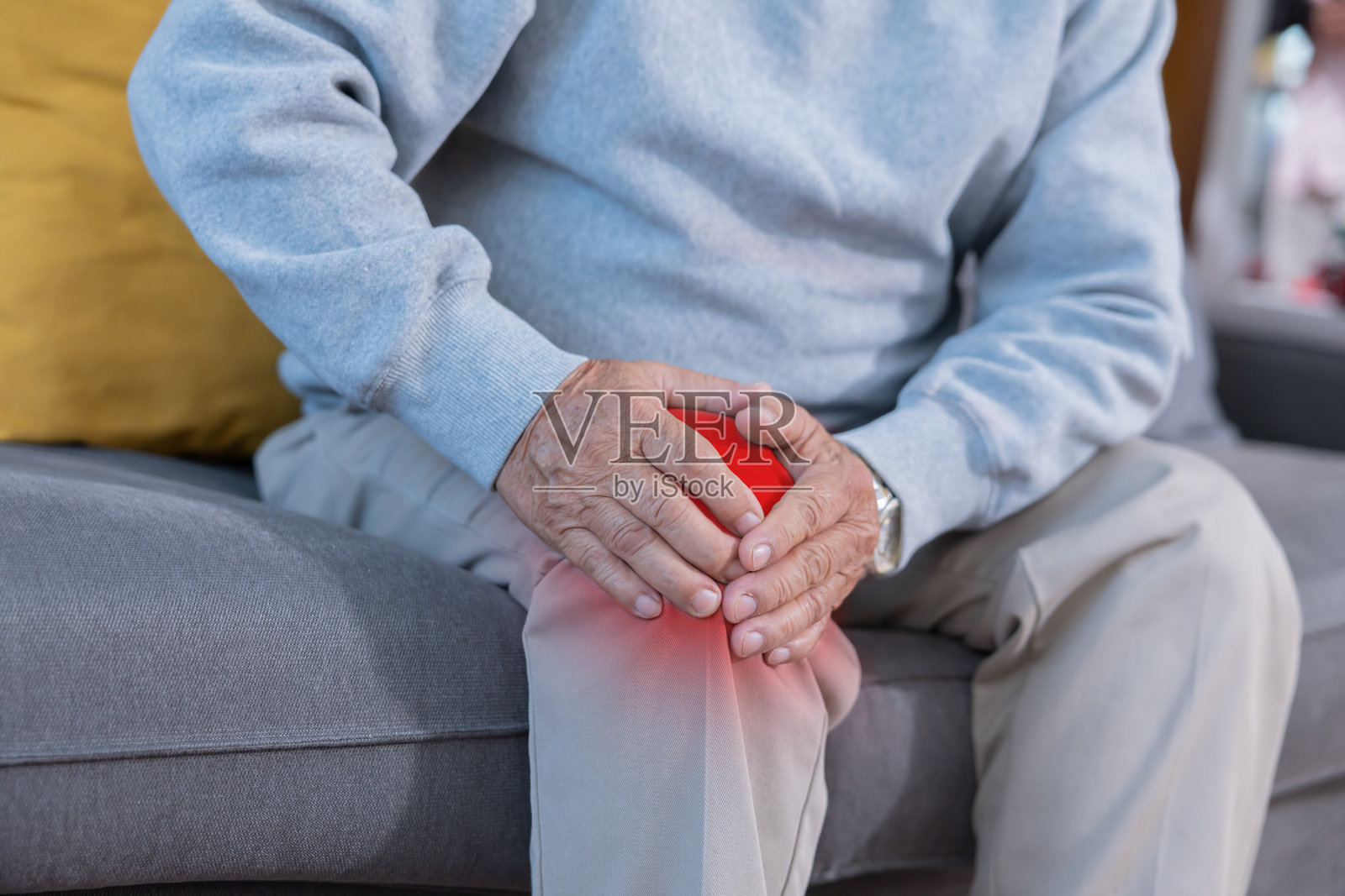 老年男性手捂膝盖，忍受着膝关节疼痛照片摄影图片