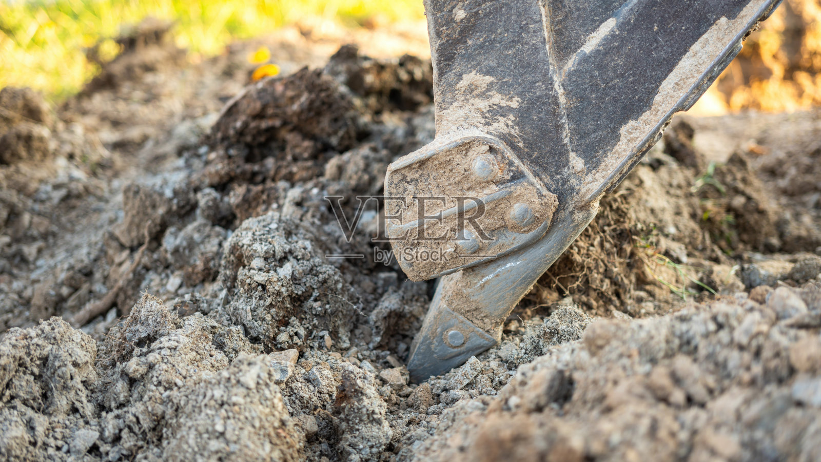 挖掘机或反铲挖掘机机械部件及泥土地面照片摄影图片